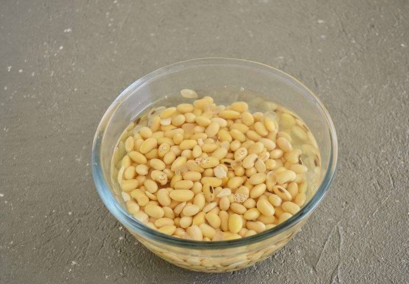 1. Этап. Соевые орехи: Соевые бобы замочите в воде минимум на 8 часов.