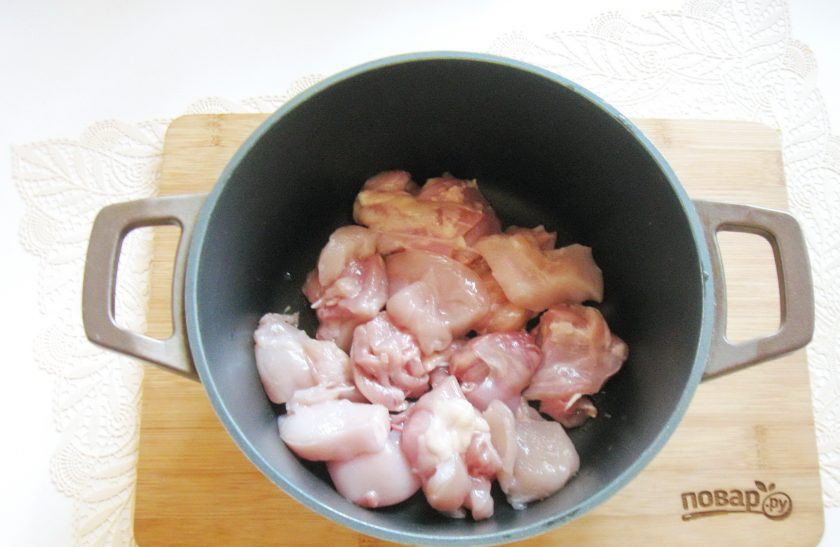 1. Этап. Шилаплави: Удалите кости у курицы. Куриное филе нарежьте кусочками и выложите в кастрюлю с толстым дном.