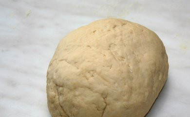 1. Этап. Пельмени из говядины: Замесить упругое тесто и оставить его в теплом месте на полчаса.