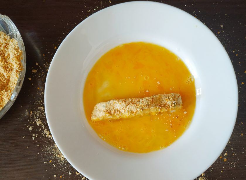 1. Этап. Яичные палочки: Яйцо взбейте, каждую палочку обмакните во взбитом яйце.