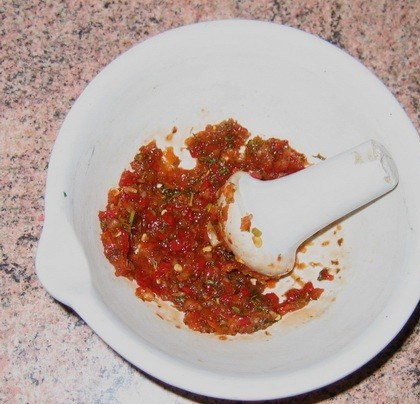 1. Этап. Подлива для лагмана: 4. Пока подлива тушится, сделаем острую заправку - перетираем в ступе немного зелени, острый перец и чеснок.