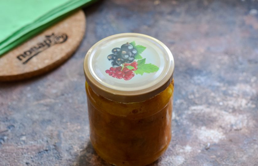 1. Этап. Абрикосовое варенье с мятой: Сразу закатайте банку крышкой и поставьте дном вверх, укройте и оставьте на сутки. Спустя время перенесите варенье в кладовку.