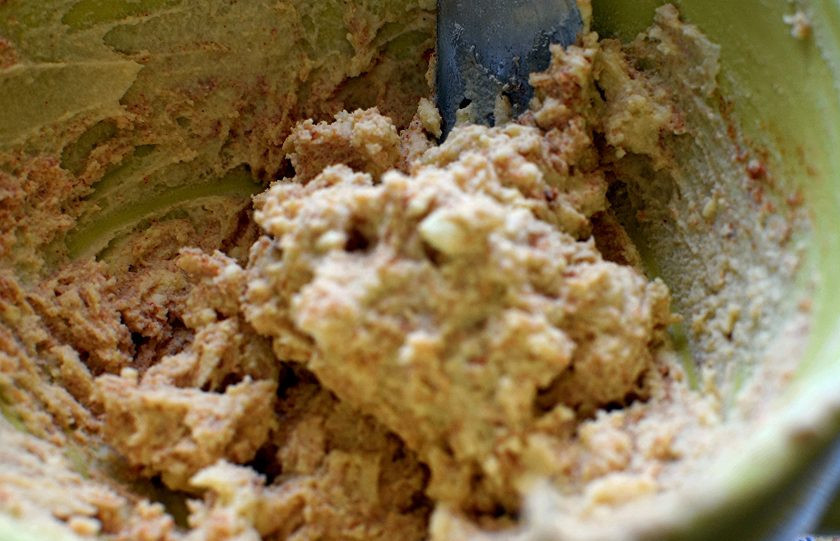 1. Этап. Бульон с клецками «Мимоза»: Вилкой разомните желтки и хорошо перемешайте.