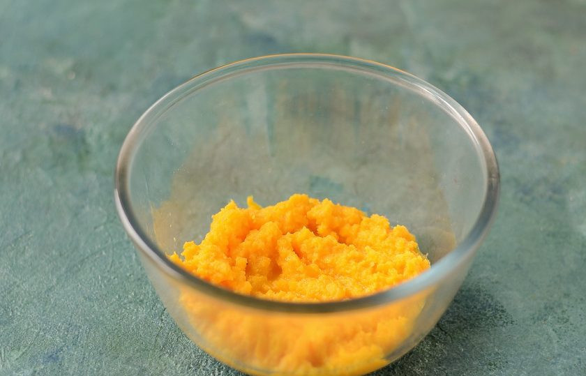 1. Этап. Льняные хлебцы с тыквой: Тыкву очистите от кожуры, удалите семечки. Измельчите тыкву блендером.