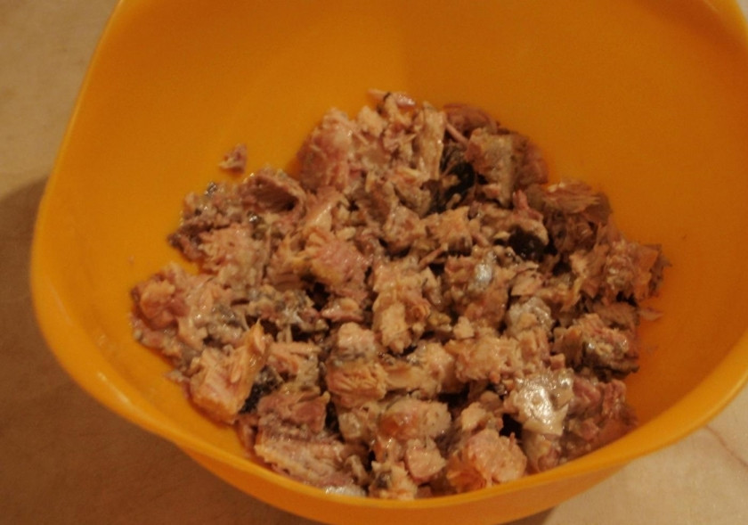 1. Этап. Рыбный салат из консервов сайры: 1. Открываю консерву и перекладываю ее в миску, убираю крупные кости (по хребту) и вилкой разминаю.