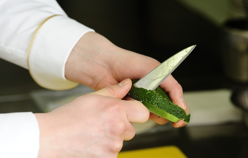 1. Этап. Простой салат из авокадо: Достаем косточку. Снимаем кожуру.