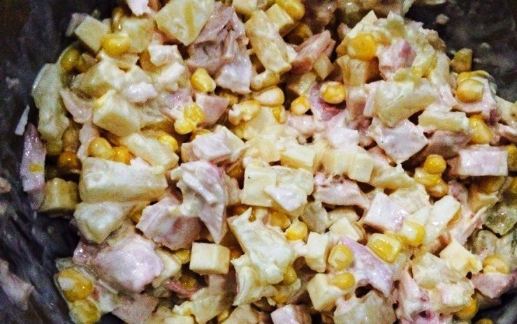 1. Этап. Салат с копченой курицей, кукурузой и ананасами: Салат заправьте майонезом и перемешайте. Приятного аппетита!