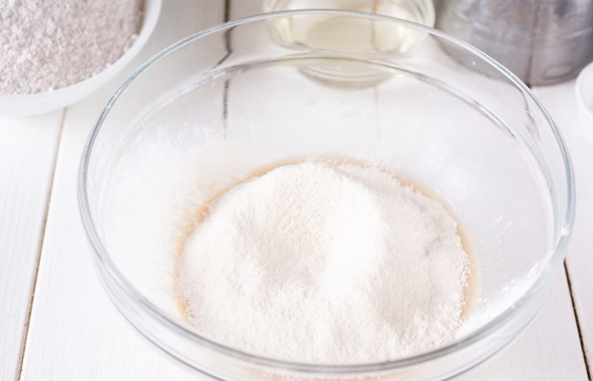 1. Этап. Ржаной хлеб на сыворотке: Просейте к дрожжевой смеси пшеничную муку.