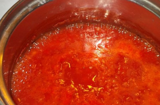 1. Этап. Помидоры в собственном соку на зиму: Прокипятить смесь.