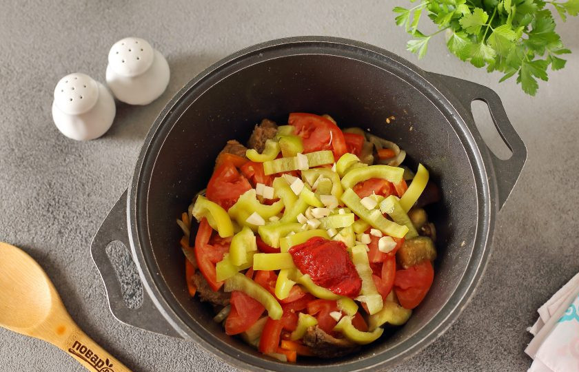 1. Этап. Лагман по-таджикски: Добавьте нарезанный соломкой перец, нарезанный дольками помидор, измельченный чеснок и томатную пасту. Тушите овощи 2-3 минуты.