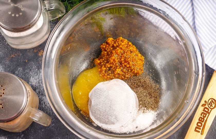 1. Этап. Маринованные яйца по-китайски: Выложите пакетики с заваркой. Чай должен быть черным без вкусовых добавок. Влейте кипяток и тщательно перемешайте. Оставьте на 5 минут, затем чайные пакетики удалите и добавьте соевый соус и уксус.