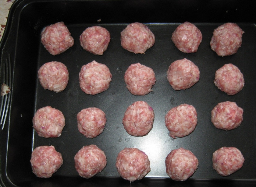 1. Этап. Котлеты с рисом в духовке: Сформируйте котлетки из фарша и выложите их на противень смазанный маслом.