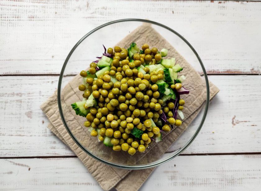 1. Этап. Салат с краснокочанной капустой и горошком: Высыпьте зеленый консервированный горошек.