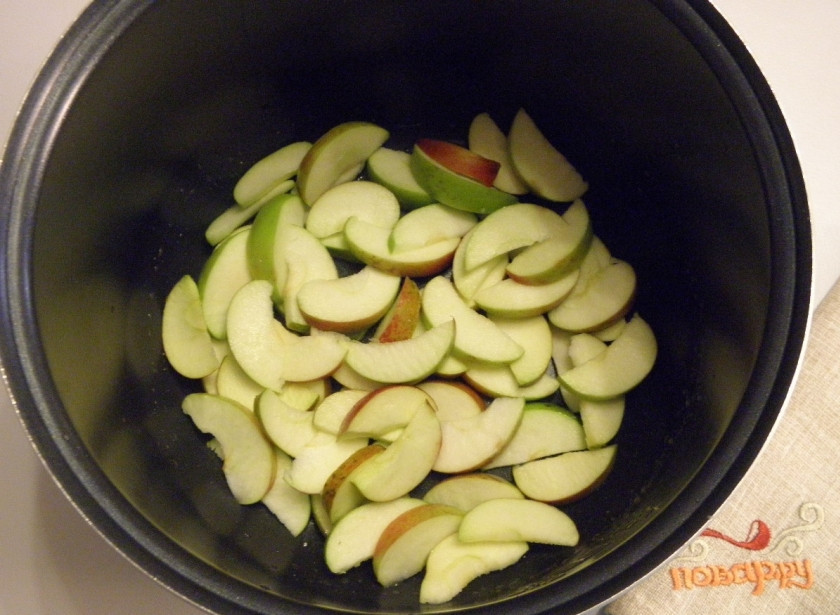 1. Этап. Диетическая выпечка в мультиварке: Порежьте яблоки тонкими дольками, предварительно удалив сердцевинку. Чашу мультиварки смажьте любым жиром.