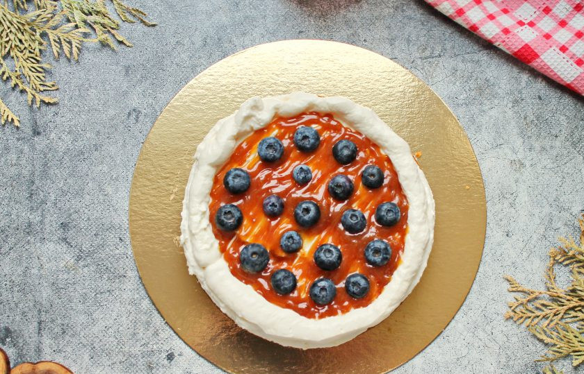 1. Этап. Морковный торт с карамелью: На первый корж нанесите часть крема и разровняйте. При помощи кондитерского мешка сделайте бортик и выложите половину карамели, положите на карамель часть ягод. Сверху выложите второй корж и повторите нанесение крема и карамели. Выложите сверху последний корж.