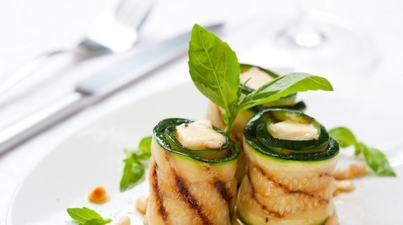 1. Этап. Рулетики из кабачков с творогом: 6. Выкладываем на тарелочку - и наслаждаемся!