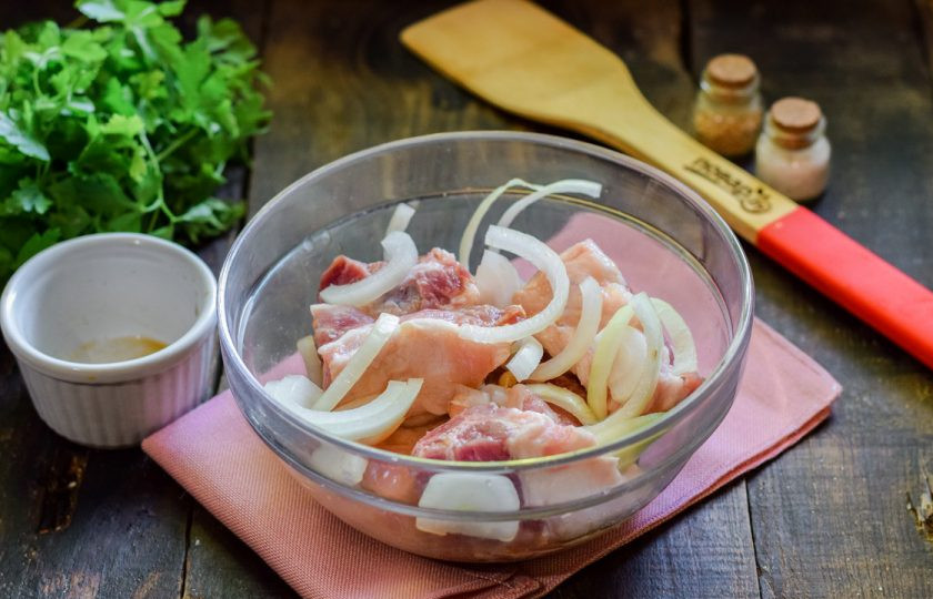 1. Этап. Свиные ребрышки в апельсиновом маринаде: Хорошо перемешайте все руками, прямо разминая лук и мясо. Маринуйте ребра 6-8 часов.