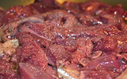 1. Этап. Печень с томатной пастой: 3. На сковороду налить немного растительного масла и отправить туда печень. Обжарить на среднем огне около 5 минут, периодически помешивая. Посолить и поперчить по вкусу.