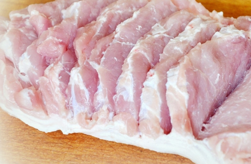 1. Этап. Мясо с ананасами: 1. Для приготовления свинины с ананасами и сыром нам понадобится постная часть мяса, но можно брать и шею (она сочнее). Корейка или отбивная идеально подойдут для запекания свинины с ананасами. Берем мясо, делаем в нем надрезы толщиной не более сантиметра.