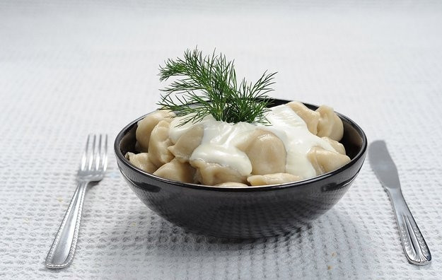 1. Этап. Пельмени в горшочке в молоке: 7. Готовые пельмени можно выложить на тарелки, но лучше подавать прямо в горшочках. Не забываем посыпать измельченной зеленью. Приятного аппетита!