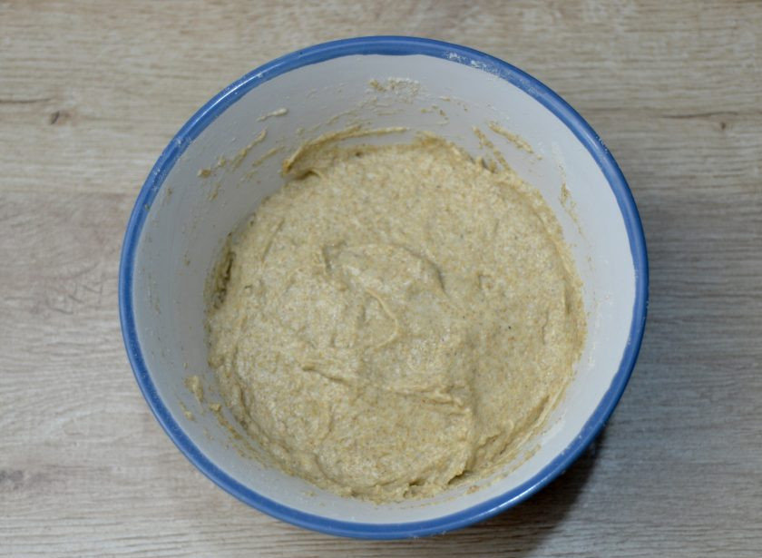 1. Этап. Бездрожжевой хлеб Стройный: Смешайте все ингредиенты до однородности. Накройте пищевой пленкой, поставьте в теплое место для брожения на 10-12 часов.