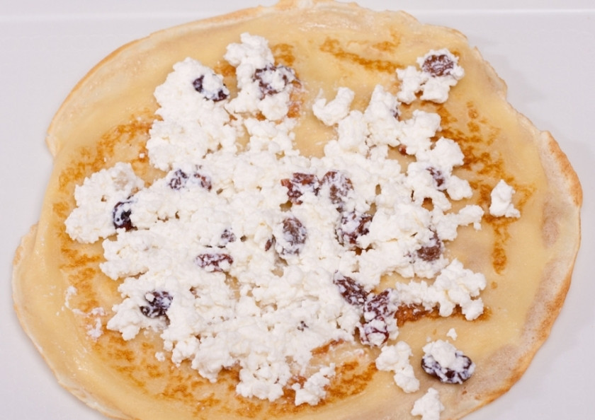 1. Этап. Блины на молоке с творогом: Творог смешиваем с сахаром, разминаем. Изюм размачиваем. Смешиваем все. Берем блин и выкладываем начинку.