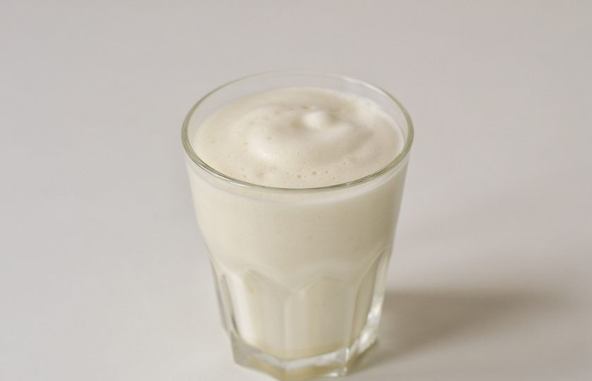 1. Этап. Ванильный латте: В стакан для латте налейте вспененное молоко.