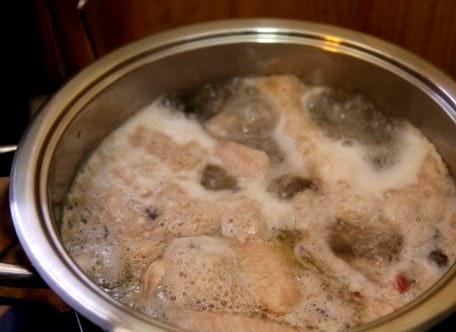 1. Этап. Острые крылья KFC: Перекладываем наши разделанные крылышки в кастрюлю с холодной водой. Ставим на плиту. Кладем соль по вкусу. Доводим крылья до кипения, после чего снимаем пенку. Выключаем сразу, как закипят. Они дойдут в горячем бульоне сами.