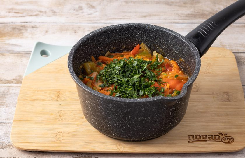 1. Этап. Салат из помидоров, перца, моркови и лука на зиму: Добавьте мелко порезанную зелень, влейте уксус и готовьте еще 5 минут.