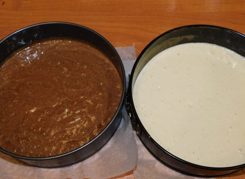 1. Этап. Торт Воздушный поцелуй: Вылейте половину теста в форму для выпечки. В оставшееся тесто вмешайте какао. Вылейте шоколадное тесто в другую форму. Поставьте обе формы в духовку, разогретую до 180 градусов, на 20 минут.