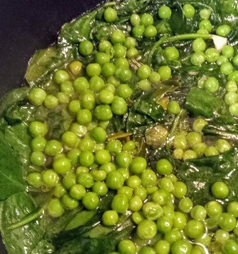 1. Этап. Салат с необычным соусом Зелёная богиня: Добавить замороженный горошек, готовить минут 8. Затем убрать с огня и немного охладить.