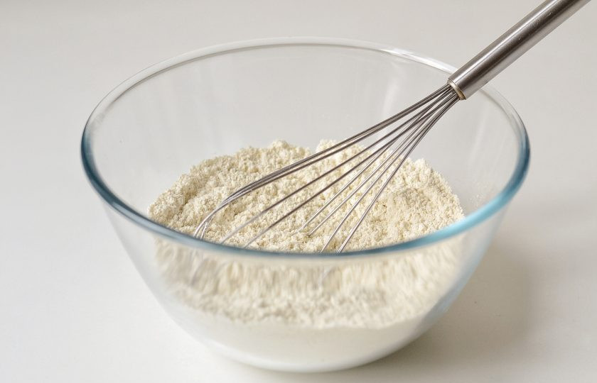 1. Этап. Блины на миндальном молоке: Соедините оба вида муки, добавьте щепотку соли и перемешайте.