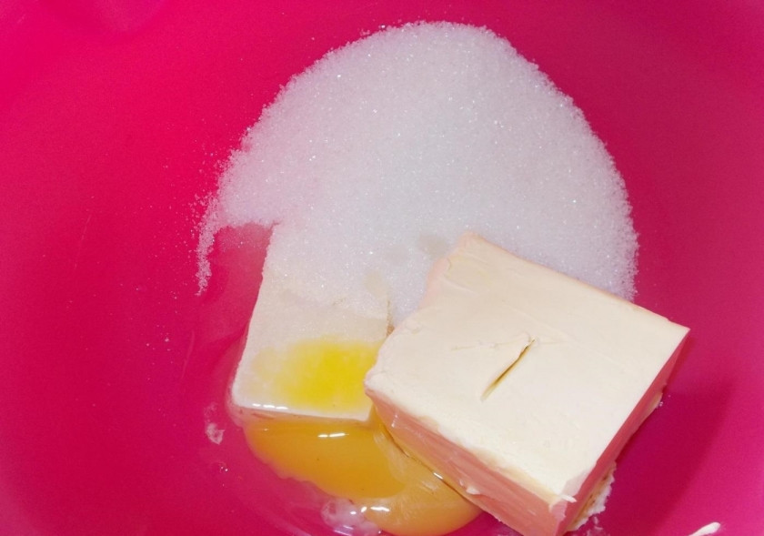 1. Этап. Печенье Шакер чурек: 1. Масло заранее достаю из холодильника. В миску выкладываю размягченное сливочное масло, всыпаю сахар и добавляю яйцо.