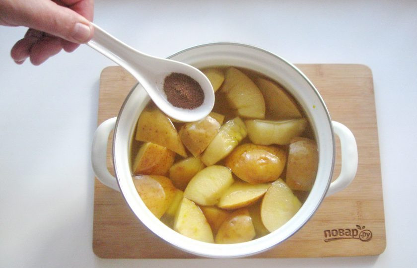 1. Этап. Яблочный компот с корицей: Варите яблоки 15 минут. После добавьте корицу.