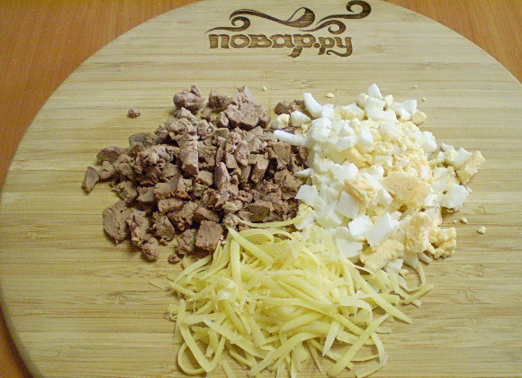 1. Этап. Салат с корейской морковью и печенью: Печень и яйца порежьте небольшими кубиками. Сыр потрите на крупной терке.