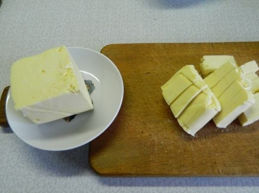 1. Этап. Паштет из говяжей печени с морковью и луком: 1. Упаковку масла разделяем на 2 части, одну оставляем при комнатной температуре.