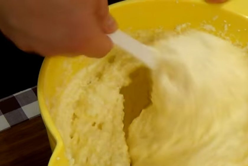 1. Этап. Сырник Королевский с маком: 6. Аккуратно смешайте творожную и белковую смесь. Выложите половину творожной массы на корж, делая небольшой бортик у края формы.