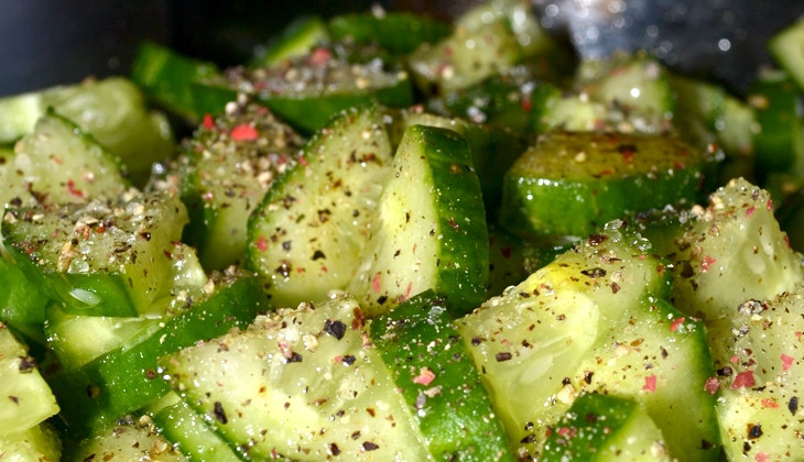 1. Этап. Салат Рыбачок: Пока рыба готовится, порежьте огурцы, посолите и поперчите, смажьте оливковым и льняным маслом.