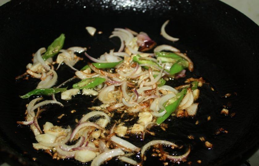1. Этап. Жареные вешенки с луком: 2. Очистите и нарежьте тонкими полукольцами луковицу, тонкими кольцами зеленый чили, очистите и измельчите чеснок. Разогрейте сковороду с растительным маслом, выложите лук, перец и чеснок в течение 1-2 минуты.