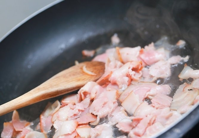 1. Этап. Вкусные спагетти: 2. Выложите на сковороду и обжарьте на среднем огне до румяности.