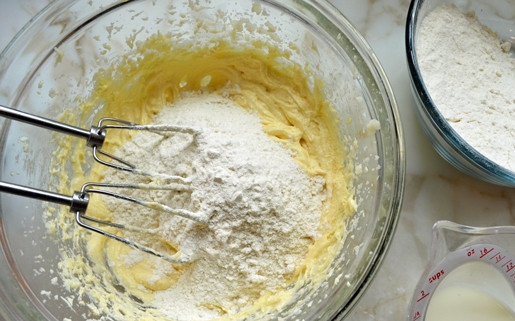 1. Этап. Маффины на молоке: 4. Всыпайте небольшими порциями сухие ингредиенты. После тонкой струйкой вливайте молоко, замешивая однородное тесто.