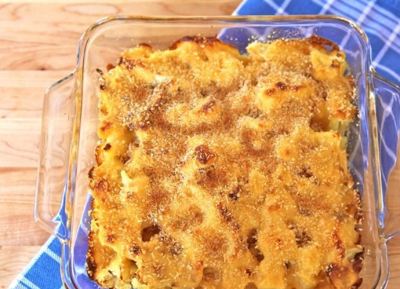 1. Этап. Гратен из цветной капусты: 7. Капусту под соусом посыпьте сверху панировочными сухарями. Отправляйте в духовку на 20-30 минут, пока сырный соус не начнет пузыриться.