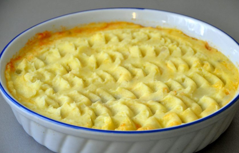 1. Этап. Шепардский пирог: Сверху выложите картофельное пюре, ложкой нанесите 