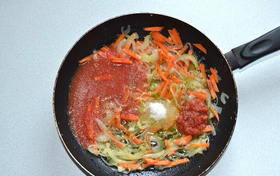1. Этап. Толстолобик в томатном соусе: Добавьте морковь и жарьте еще 2-3 минуты. После влейте томатный сок, добавьте острый соус. Посолите, поперчите по вкусу, добавьте щепотку сахара, чтобы оттенить томатную кислинку.