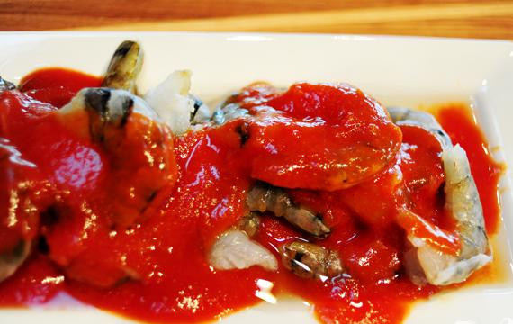 1. Этап. Кесадилья с креветками: 1. Креветки очистить. Залить креветки красным мексиканским соусом. Отложить в сторону.