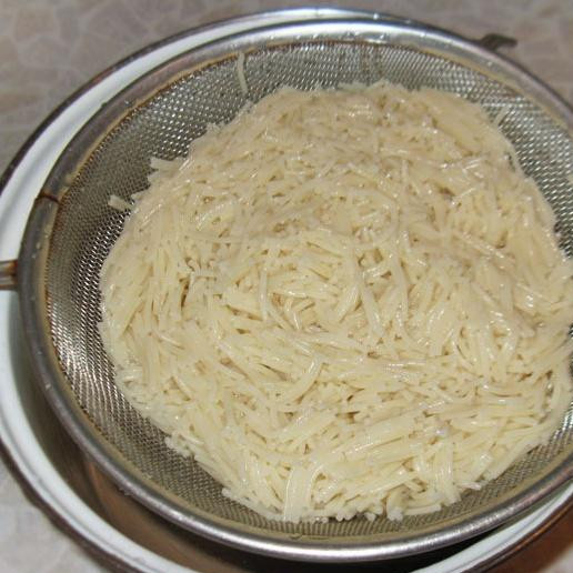 1. Этап. Молочный суп с вермишелью: 1. В кастрюле довести подсоленную воду до кипения. Добавить вермишель и отварить до готовности. Слить воду, откинув вермишель на дуршлаг.