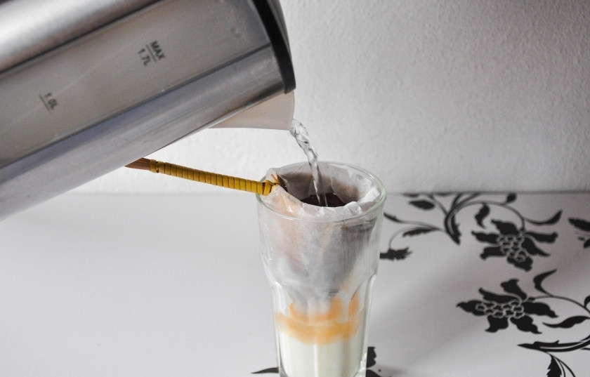 1. Этап. Тайский молочный чай: Залейте горячей водой.