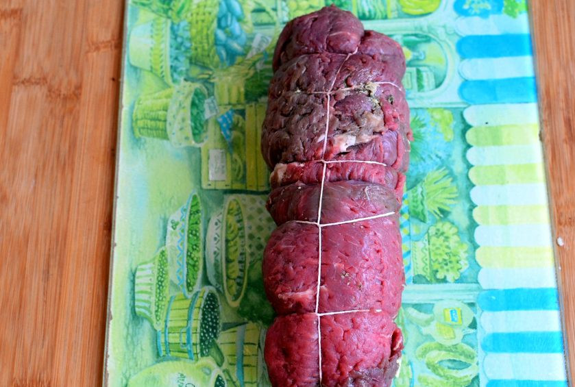 1. Этап. Рулет из говядины под сыром: Плотно сверните мясо рулетом и перевяжите кулинарной нитью.
