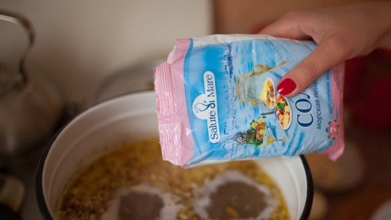 1. Этап. Суп из колбасного сыра: Добавьте зажарку в суп. Посолите и поперчите его.