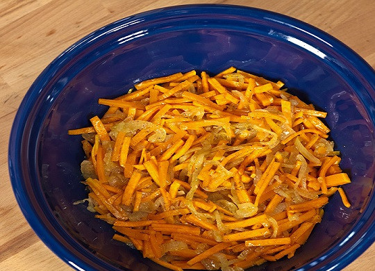 1. Этап. Самса с тыквой: 1. Для начинки нужно: очистить луковицы и нарезать их полукольцами. Отправить на сковороду с растительным маслом и обжарить немного до прозрачности. Тыкву очистить и нарезать тонкими брусочками. Выложить на сковороду, аккуратно перемешать и томить на очень медленном огне. Добавить по вкусу соль и специи, жарить до готовности, периодически помешивая.